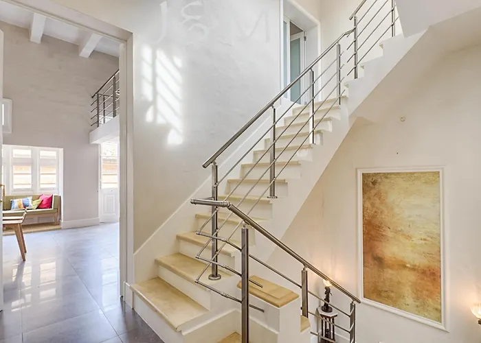 Palatial Flat Inside Bright Duplex Penthouse Valletta